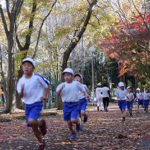 子どもたちが走る！洞峰公園で持久走記録会